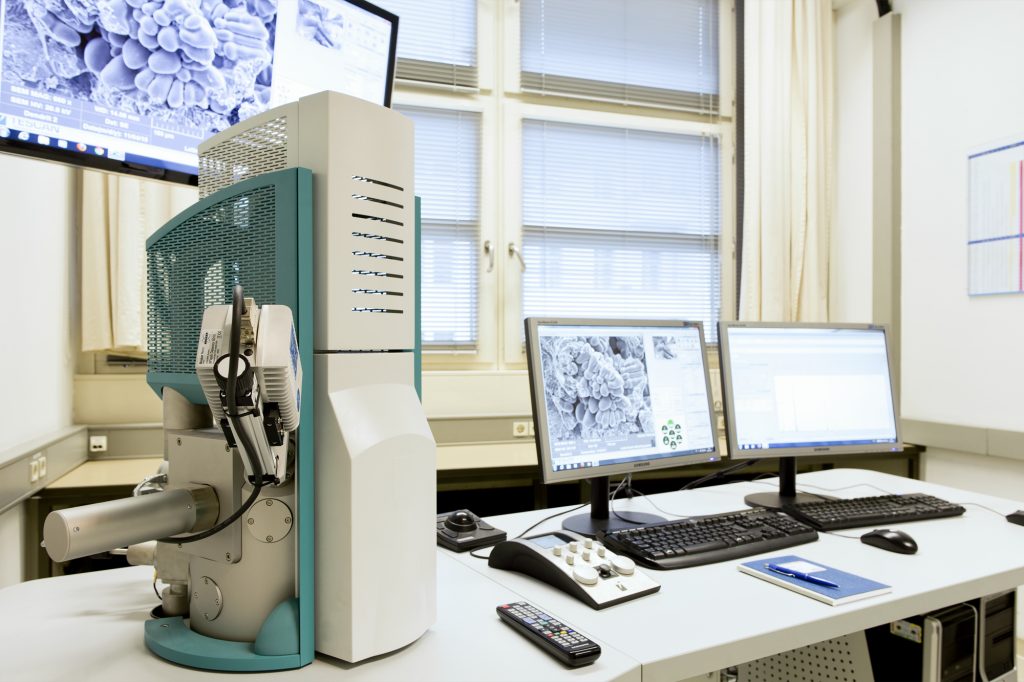 Rasterelektronenmikroskop im Ausbildungsbereich Metallographie Lette Verein Berlin